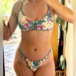 Roxy hibiscus bikini set